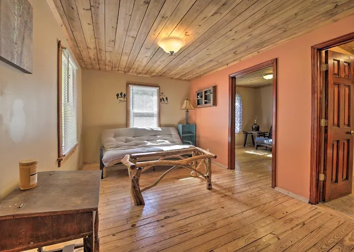 Pet-friendly With Fire Pit - 3 Mi To Siu! Holiday home *