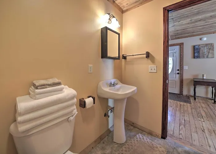 Pet-friendly With Fire Pit - 3 Mi To Siu! Holiday home